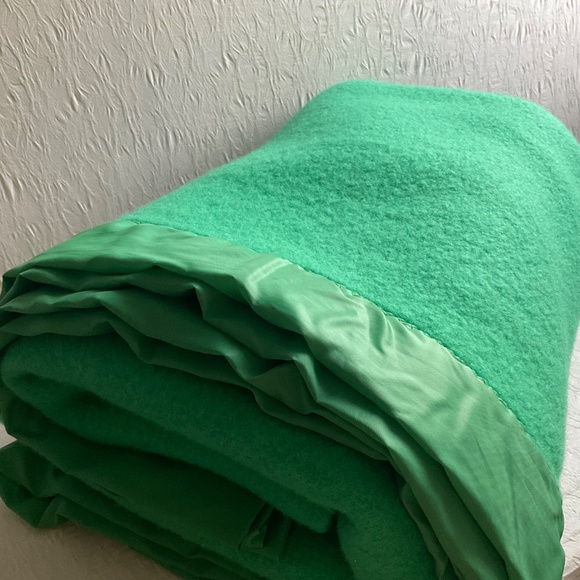 Wool Blanket Green Old Mill Glen Laine by Bainton 100% Wool Blanket Satin Trim - Picture 9 of 13